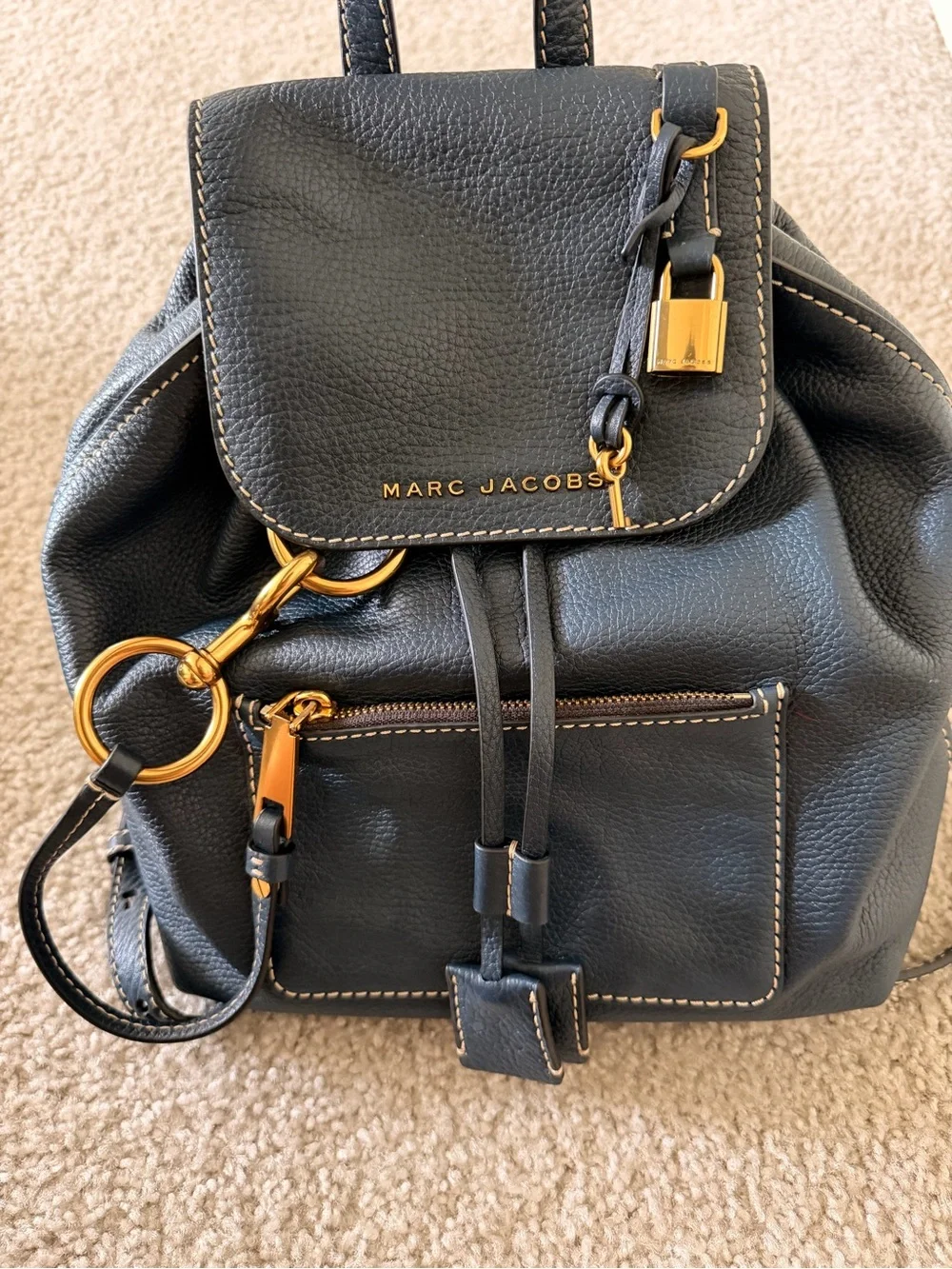 Marc Jacobs compact pebbled